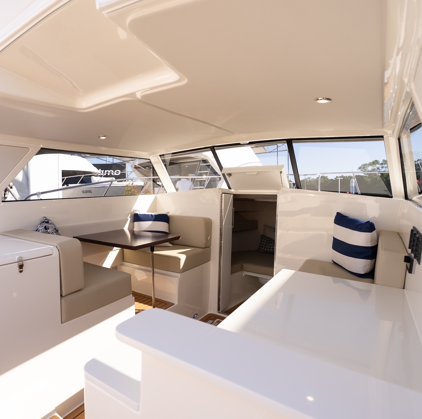 Caribbean-27F-saloon-galley-mobile